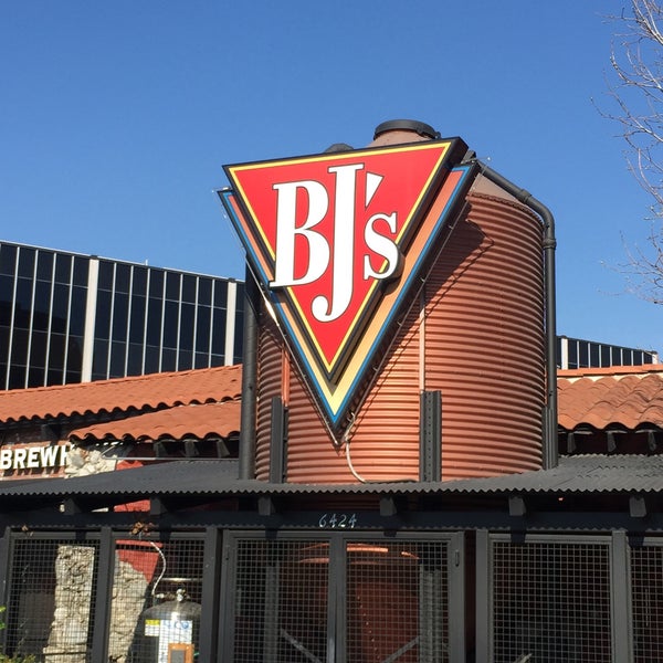 Foto diambil di BJ&#39;s Restaurant &amp; Brewhouse oleh Arch.Mohamed pada 2/16/2015