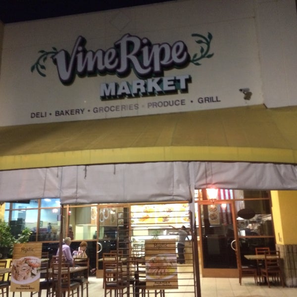 รูปภาพถ่ายที่ Vine Ripe Market โดย Arch.Mohamed เมื่อ 10/27/2013