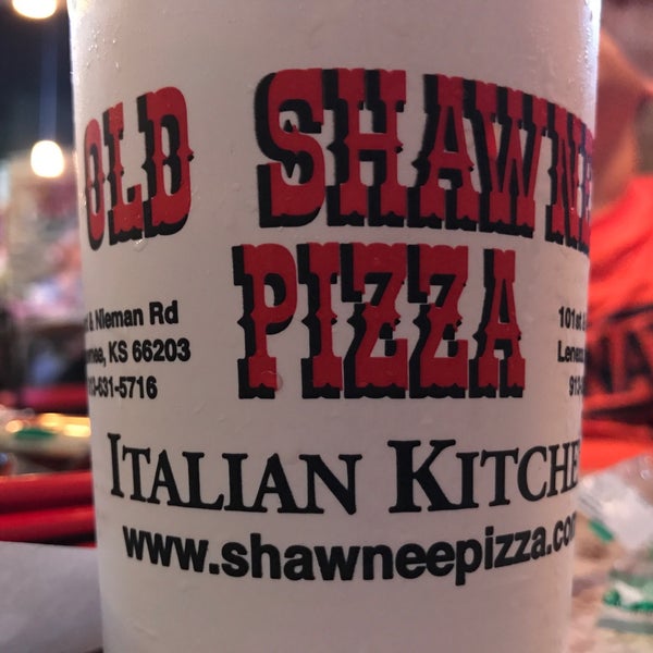 Foto scattata a Old Shawnee Pizza da Wayne R. il 2/18/2018