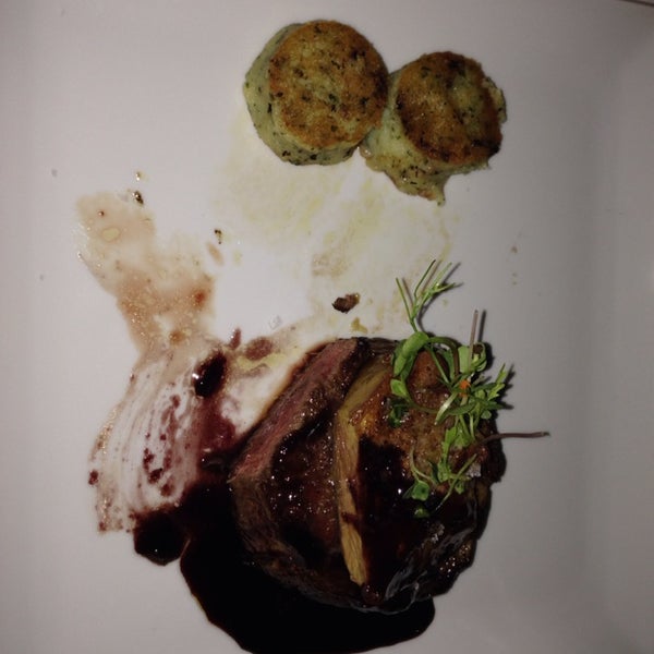 PRIMEROS # Ensalada de Foie y Mango - Espectacular # Croquetas de puchero - Muy buenas # SEGUNDOS # Steak tartar - Espectacular # Solomillo con foie - Espectacular (foto) #