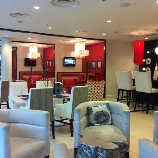 Foto diambil di Delta Hotels by Marriott Woodbridge oleh Kitkat S. pada 12/18/2012