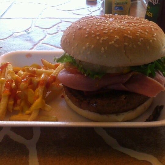 Foto scattata a Pepe&#39;s burger snacks     Cuando usted la prueba lo comprueba, La mejor! da Benjamin B. il 2/27/2013