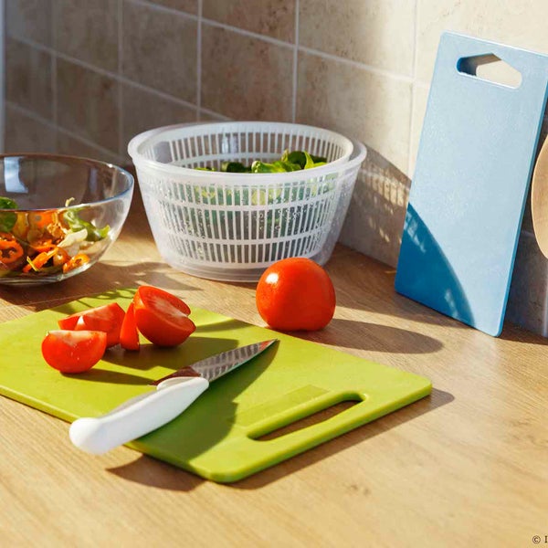 Ljetne namirnice i svježe povrće imaju novog prijatelja: LEGITIM dasku za rezanje. www.IKEA.hr/LEGITIM_daska Cijena: 19,90 kn
