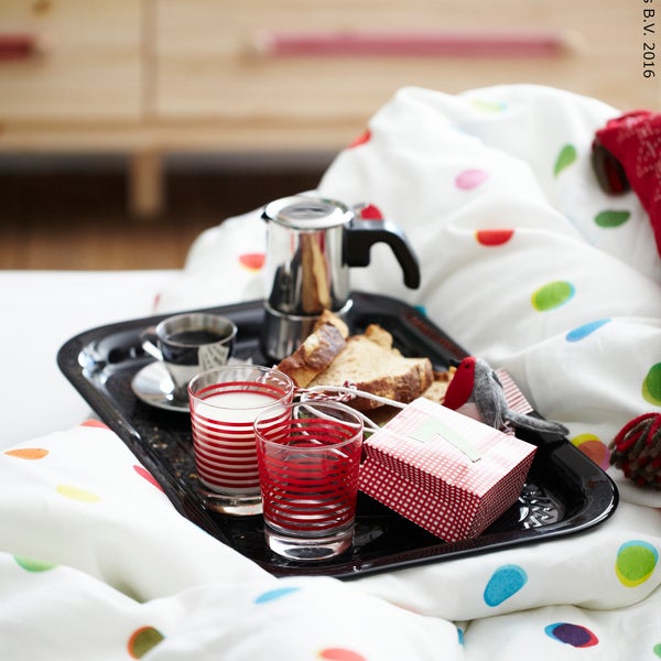 Ručak u krevetu zvuči ti primamljivo? Ako želiš, možemo ti ga poslužiti u robnoj kući i počastiti te Vitamin Well vodom s okusom i slatkim desertom. Vidimo se? :) www.IKEA.hr/posebne_ponude