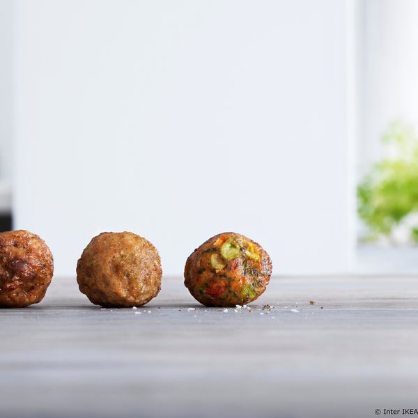 Ako ne možeš bez svoje dnevne doze povrća, predlažemo da probaš GRÖNSAKSBULLAR okruglice od povrća! :) Kušaj ih u IKEA Restoranu ili paket ponesi kući. www.IKEA.hr/GRONSAKSBULLAR_okruglice_od_povrca