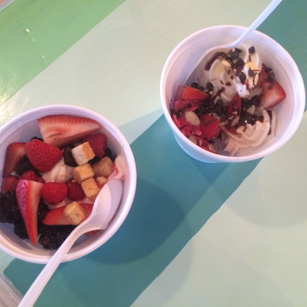 รูปภาพถ่ายที่ Surfin&#39; Spoon Frozen Yogurt Bar โดย Nina H. เมื่อ 4/6/2015