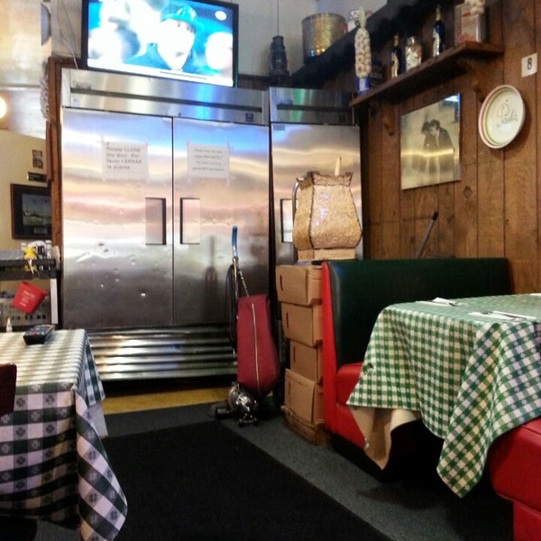 8/19/2014 tarihinde Mitchell W.ziyaretçi tarafından Gumba&#39;s Italian Restaurant'de çekilen fotoğraf