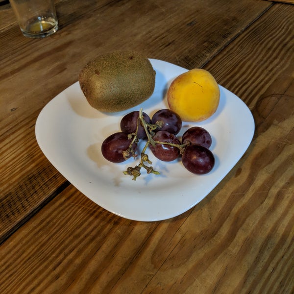 I ordered 3 "super" breakfasts paid 39EUR and this was the fruit plate for all 3 customers.