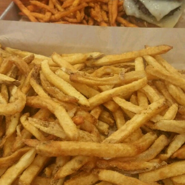 Photo taken at MOOYAH Burgers, Fries &amp; Shakes by Katrina on 4/19/2017