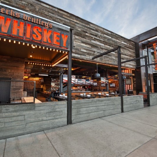 Foto tirada no(a) Dierks Bentley&#39;s Whiskey Row por Dierks Bentley&#39;s Whiskey Row em 8/12/2014