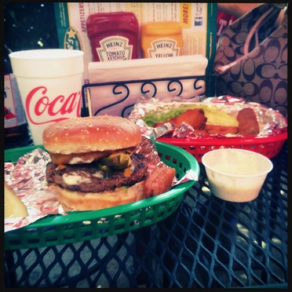 Снимок сделан в MoJoe&#39;s Burger Joint пользователем 🐥Evan L. 5/31/2013