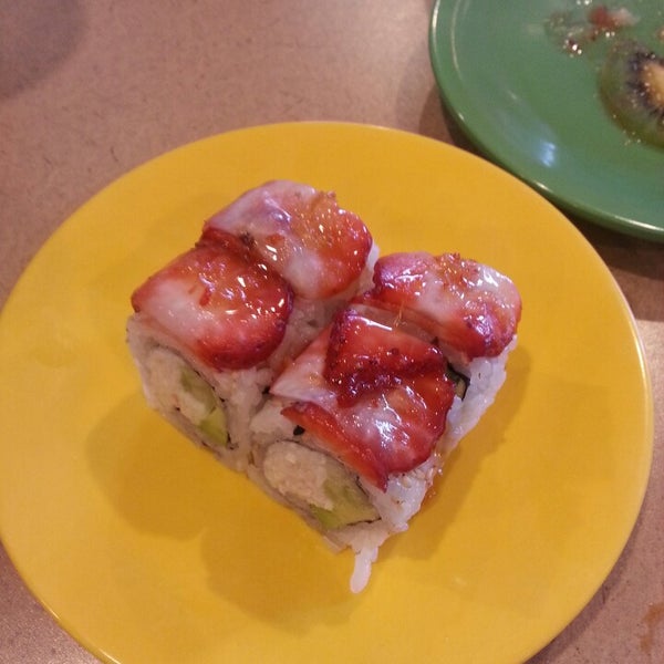 Foto tirada no(a) KiKu Revolving Sushi por Kevin D. em 5/5/2013