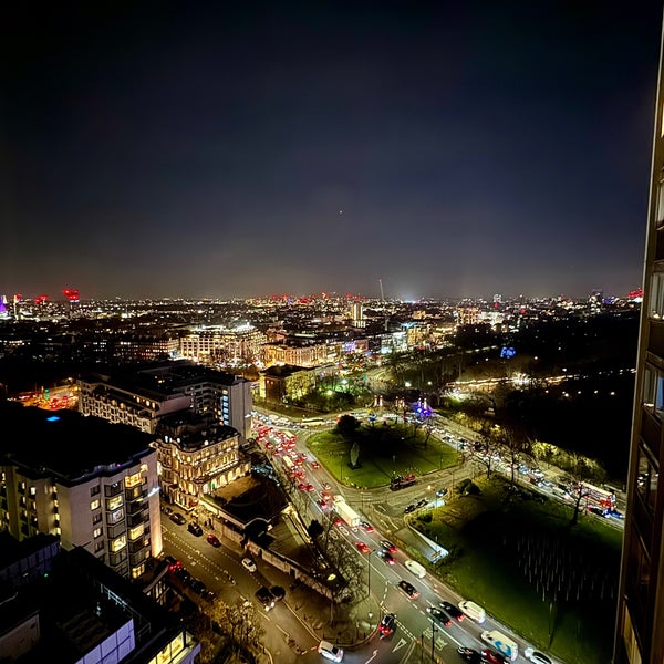 Foto diambil di London Hilton on Park Lane oleh Salman A. pada 12/15/2023