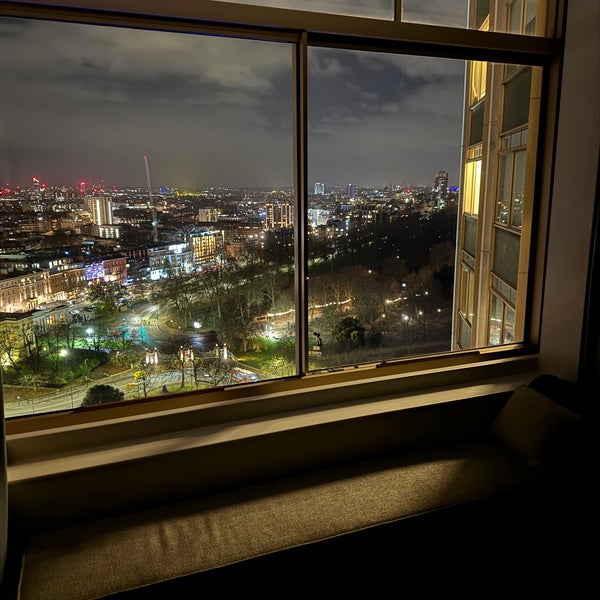 Foto diambil di London Hilton on Park Lane oleh Salman A. pada 12/11/2023