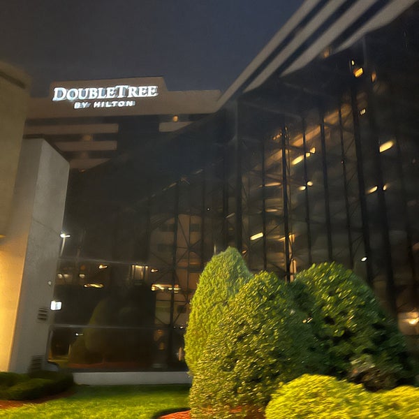 Photo taken at DoubleTree by Hilton Hotel Newark Airport by Paul S. on 9/18/2022