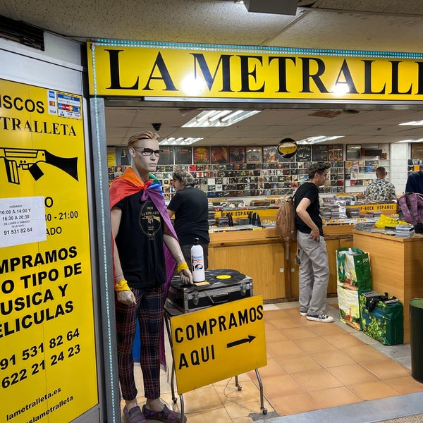 รูปภาพถ่ายที่ Discos La Metralleta โดย Paul S. เมื่อ 6/28/2022