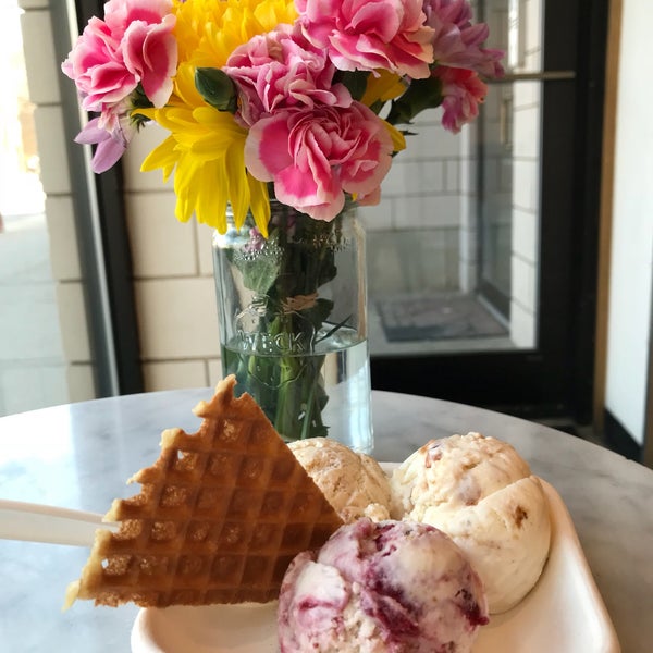 4/30/2018 tarihinde Paul S.ziyaretçi tarafından Jeni&#39;s Splendid Ice Creams'de çekilen fotoğraf
