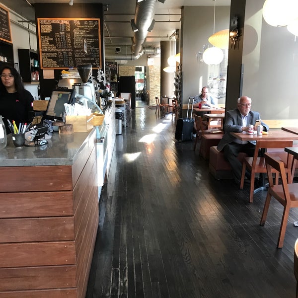 9/17/2017 tarihinde Paul S.ziyaretçi tarafından Little Branch Cafe South Loop'de çekilen fotoğraf