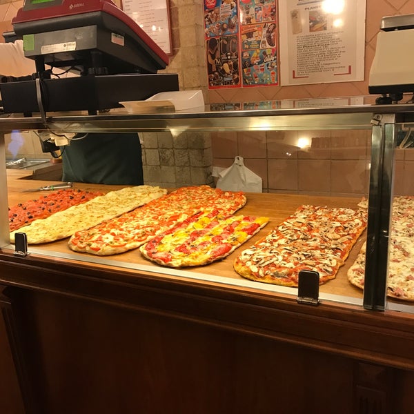 Пицца партизанский. Стойка в пиццерии в италии. планета пицца. pizza planet. pizza in trevi.