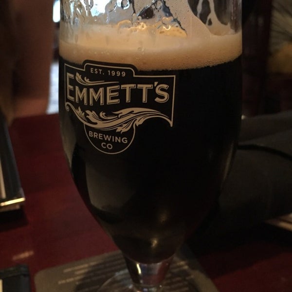 รูปภาพถ่ายที่ Emmett&#39;s Tavern &amp; Brewing Co. โดย Matt B. เมื่อ 7/11/2015