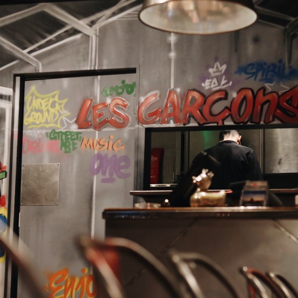 รูปภาพถ่ายที่ Restaurant LES GARÇONS โดย Fred M. เมื่อ 12/17/2017