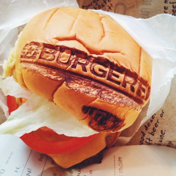 Foto tirada no(a) BurgerFi por RaleighWhatsUp em 10/27/2013