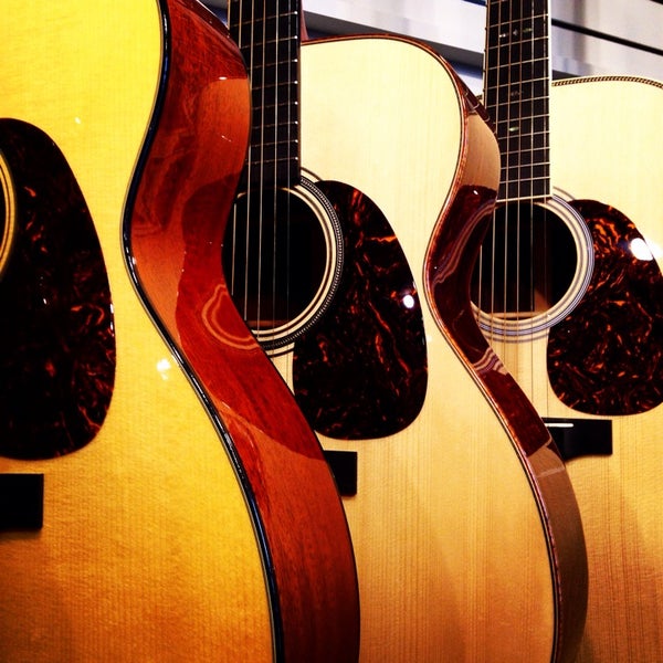 Foto diambil di Gruhn Guitars oleh RaleighWhatsUp pada 10/27/2014