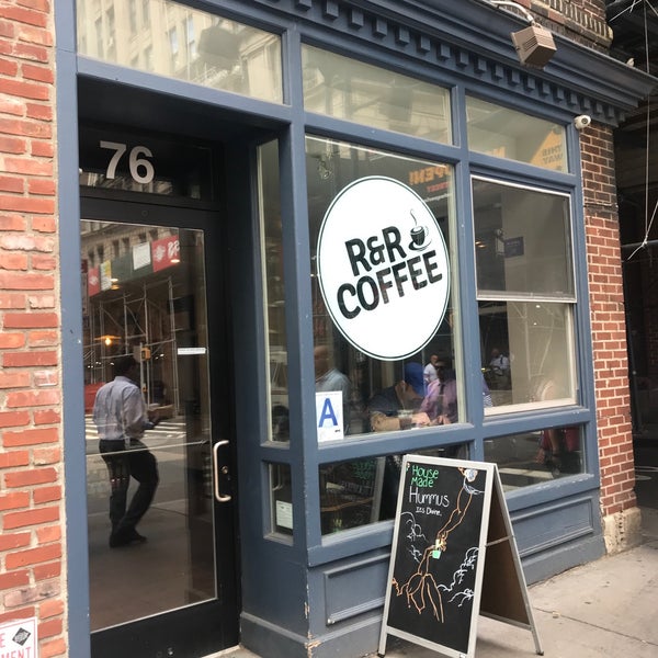 รูปภาพถ่ายที่ R&amp;R Coffee โดย A เมื่อ 9/9/2019