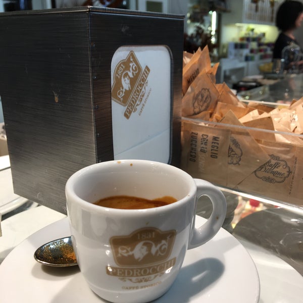 รูปภาพถ่ายที่ Caffè Pedrocchi โดย Nigel เมื่อ 11/10/2019