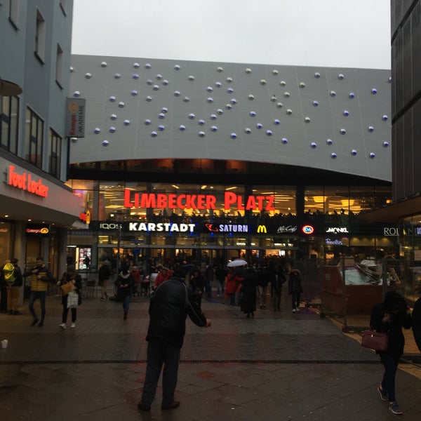 Foto tomada en Einkaufszentrum Limbecker Platz  por Nigel el 1/12/2019