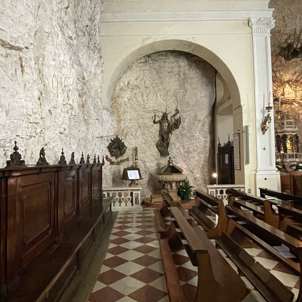 Foto diambil di Madonna della Corona oleh Nigel pada 4/29/2023