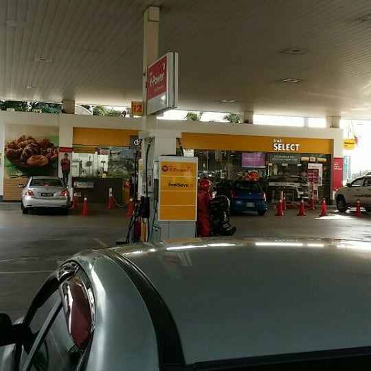 Photo taken at Shell by Ronny M. on 1/27/2016