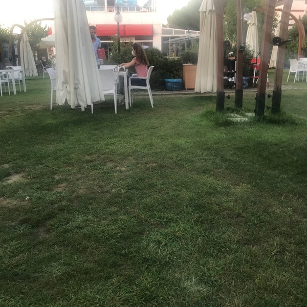 Das Foto wurde bei Vira Port Cafe &amp; Restaurant von Ecrin D. am 7/20/2020 aufgenommen
