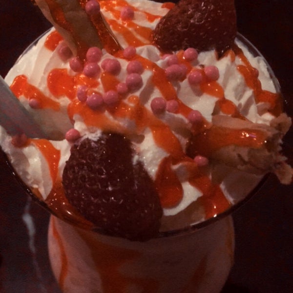 Karamelli milkshake çok güzel çilekli idare eder. Daha çok liselilerin takıldığı bir yer