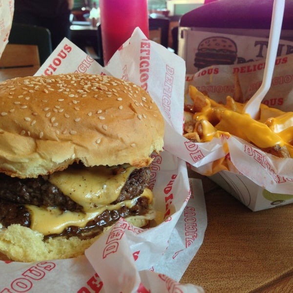 5/24/2013にRyan D.がCarytown Burgers &amp; Friesで撮った写真