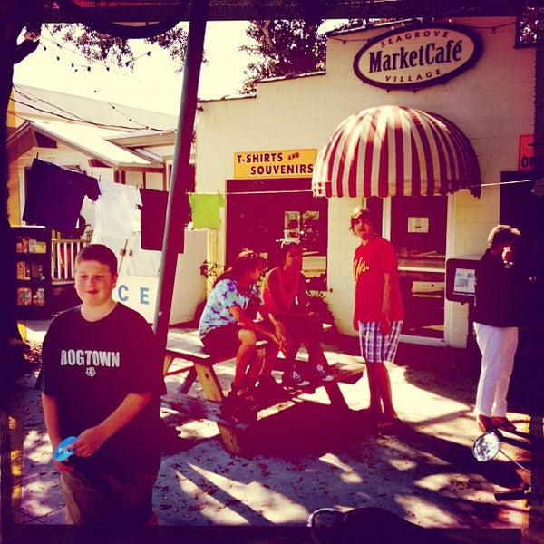 9/26/2012 tarihinde Bryan J.ziyaretçi tarafından Seagrove Village Market Cafe'de çekilen fotoğraf