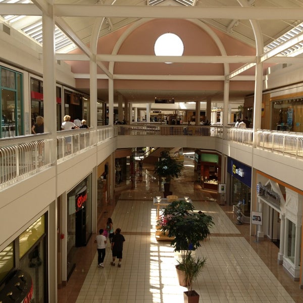 Foto tirada no(a) Collin Creek Mall por Susan P. em 8/13/2013