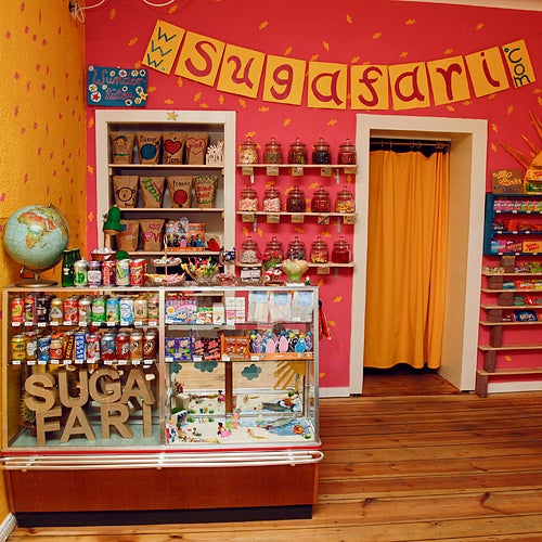 8/19/2014 tarihinde Sugafari - Candy from all over the worldziyaretçi tarafından Sugafari - Candy from all over the world'de çekilen fotoğraf
