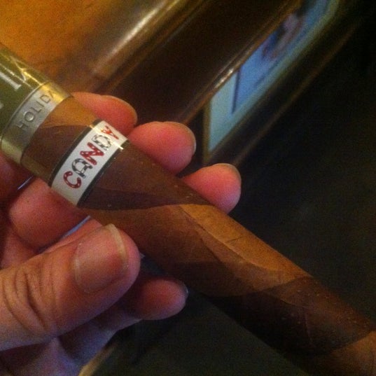 รูปภาพถ่ายที่ OK Cigars โดย Chris B. เมื่อ 12/14/2012