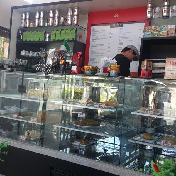 2/5/2014 tarihinde Tati B.ziyaretçi tarafından Dolce Nero Cafés'de çekilen fotoğraf