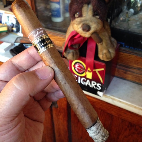 5/27/2014 tarihinde Ryan R.ziyaretçi tarafından OK Cigars'de çekilen fotoğraf