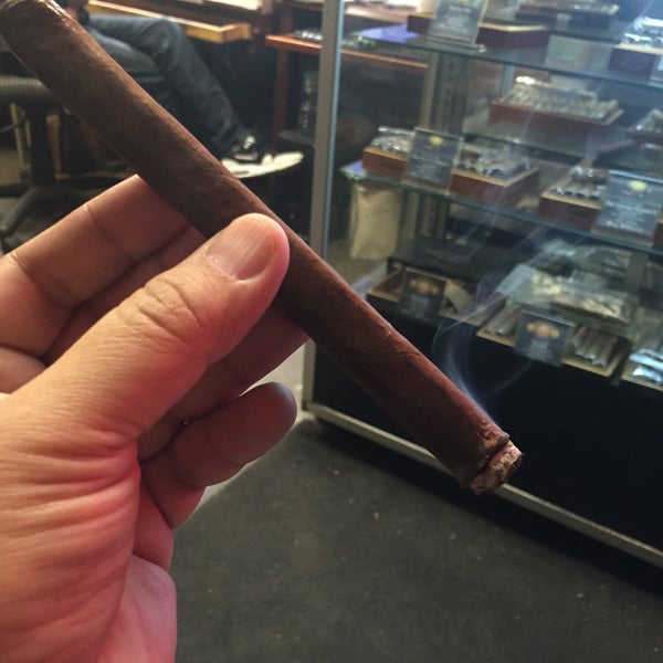 Foto scattata a Martinez Handmade Cigars da Ryan R. il 12/21/2015