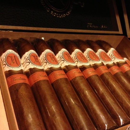 รูปภาพถ่ายที่ OK Cigars โดย Ryan R. เมื่อ 12/8/2012