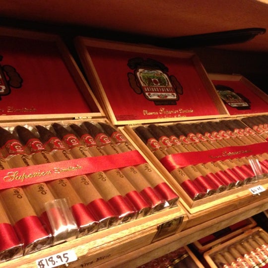 12/4/2012 tarihinde Ryan R.ziyaretçi tarafından OK Cigars'de çekilen fotoğraf