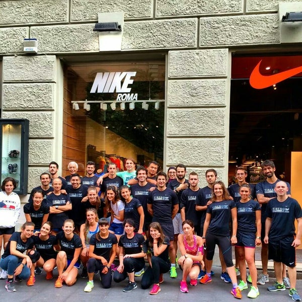 6/19/2014 tarihinde christian c.ziyaretçi tarafından Nike Store Cola di Rienzo'de çekilen fotoğraf