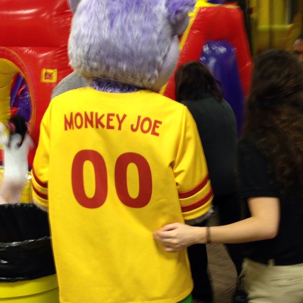 Foto tirada no(a) Monkey Joe&#39;s - Dulles por John K. em 1/17/2015