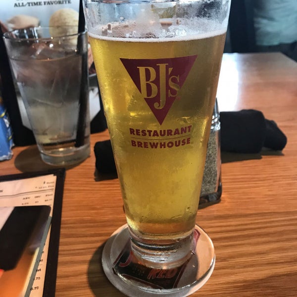 Photo taken at BJ&#39;s Restaurant &amp; Brewhouse by Randy K. on 8/22/2017