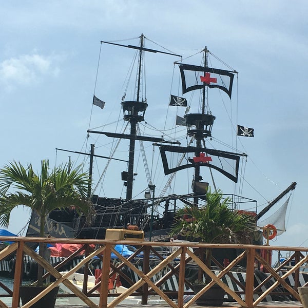 Foto scattata a Captain Hook Pirate Ship da Angie 💋 X. il 7/30/2016