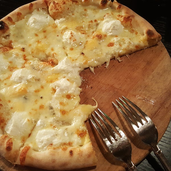 four cheese pizza. dough wan not crispy, not cooked well. chesee tastes have not good contrast as in pizza napule. так себе.
