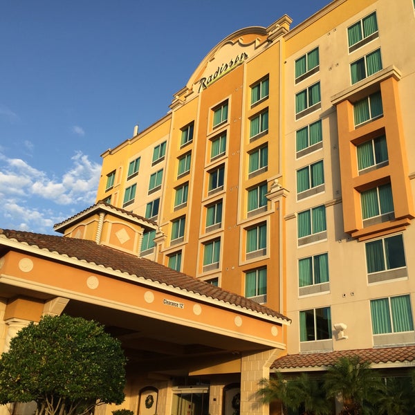 Photo taken at Radisson Hotel Orlando - Lake Buena Vista by いがため on 12/16/2015